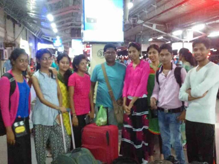 Trytoon Academy students exploring garment manufacturing unit during fashion industrial visit